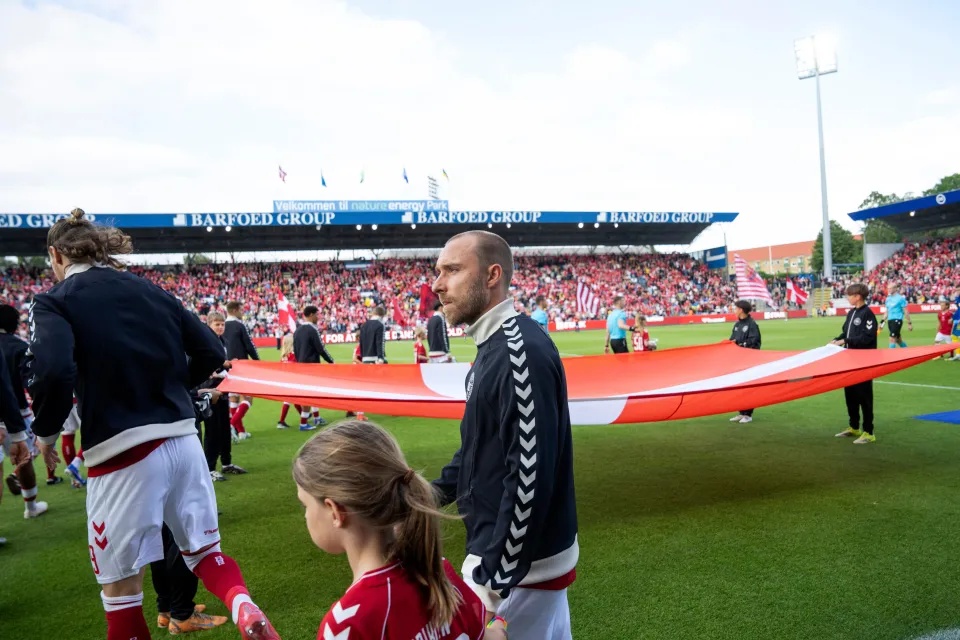 Christian Eriksen lại đột ngột gục ngã trên sân thi đấu - Ảnh 2. Christian Eriksen lại đột ngột gục ngã trên sân thi đấu - Ảnh 2.