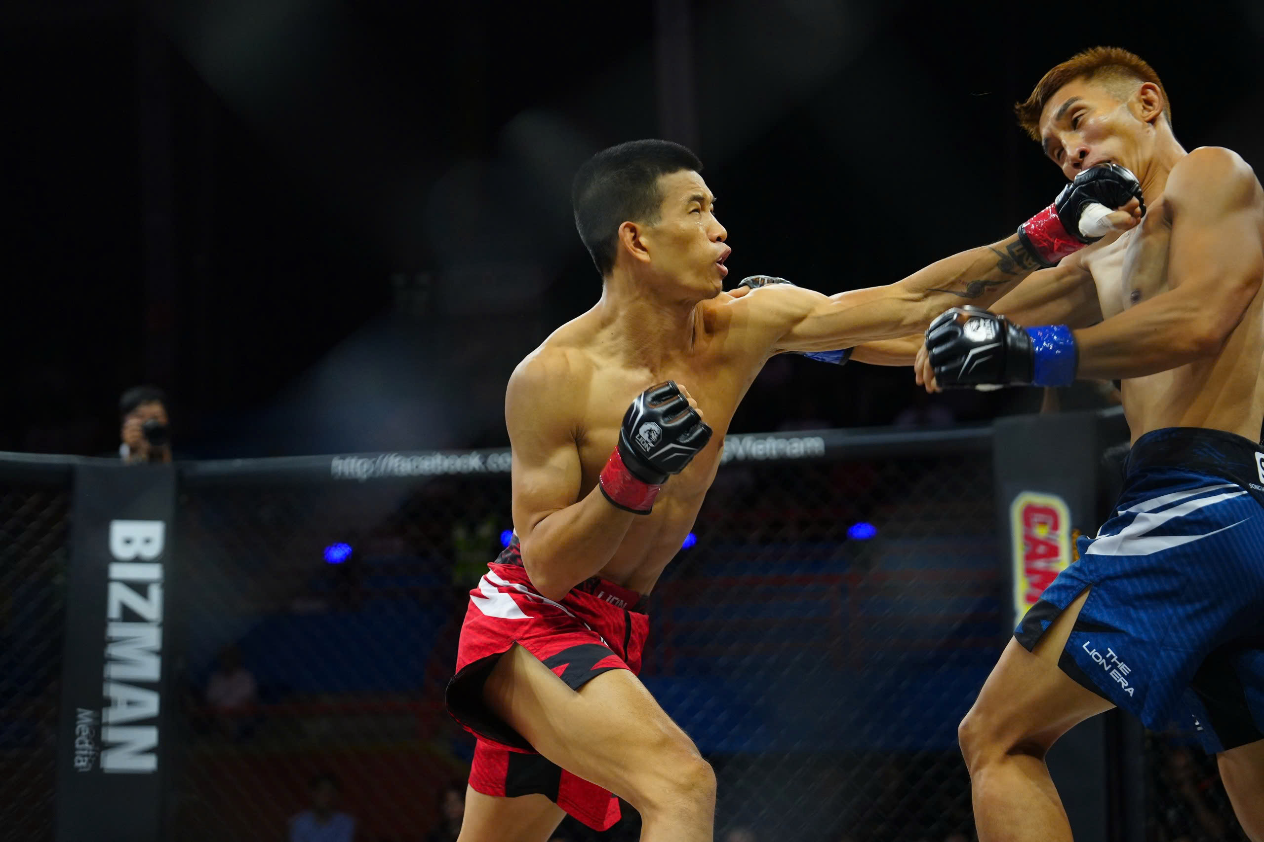 LION Championship 32: Võ sĩ Bùi Trường Sinh hạ knock-out đối thủ Philippines ở phút thứ 3 - Ảnh 1. LION Championship 32: Võ sĩ Bùi Trường Sinh hạ knock-out đối thủ Philippines ở phút thứ 3 - Ảnh 1.