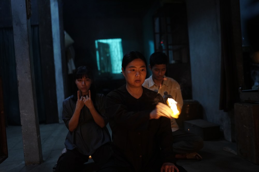 Review phim ‘Ma xó’: Ba người mẹ và bi kịch trả thù cùng sự chuộc lỗi - Ảnh 7. Review phim ‘Ma xó’: Ba người mẹ và bi kịch trả thù cùng sự chuộc lỗi - Ảnh 7.
