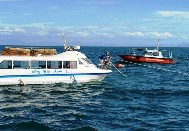 Cứu hộ thành công 19 người trên ca nô bị chìm ở vùng biển Cửa Đại - Ảnh 1. Cứu hộ thành công 19 người trên ca nô bị chìm ở vùng biển Cửa Đại - Ảnh 1.