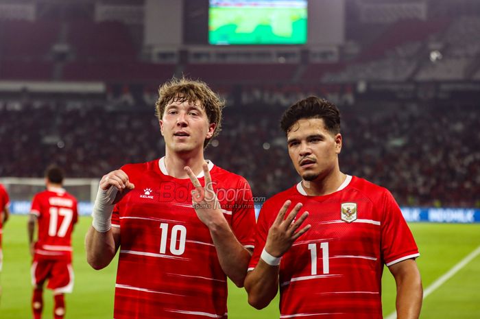 Ole Romeny ăn mừng cùng Ragnar Oratmangoen sau khi ghi bàn trong trận đấu giữa đội tuyển Indonesia và Mozambique trên sân vận động chính Gelora Bung Karno. Ảnh: Bola.