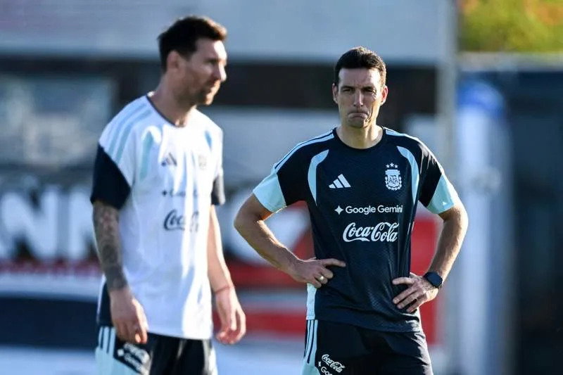 HLV ĐT Argentina giải thích hiểu lầm về Messi trước World Cup 2026 - Ảnh 1. HLV ĐT Argentina giải thích hiểu lầm về Messi trước World Cup 2026 - Ảnh 1.