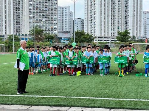 50 năm TP.HCM mang tên Bác: HLV Đoàn Minh Xương và khát vọng đưa bóng đá thành phố trở lại vị thế đầu tàu - Ảnh 4. 50 năm TP.HCM mang tên Bác: HLV Đoàn Minh Xương và khát vọng đưa bóng đá thành phố trở lại vị thế đầu tàu - Ảnh 4.