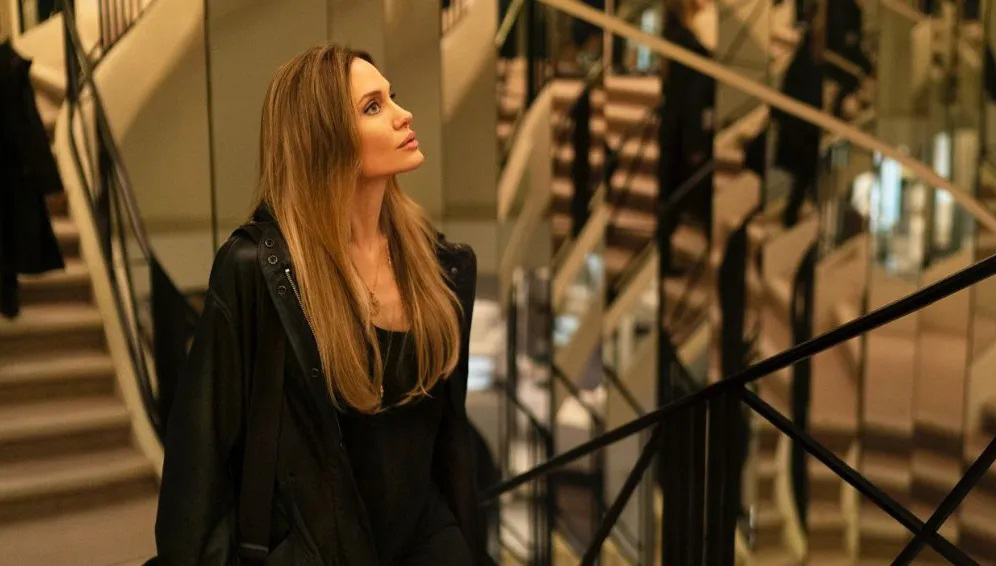 Angelina Jolie biến nỗi đau thành nghệ thuật trong "Couture" - Ảnh 2.