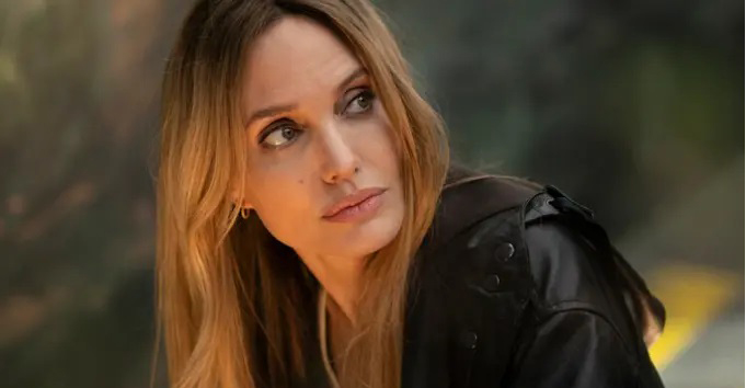 Angelina Jolie biến nỗi đau thành nghệ thuật trong "Couture" - Ảnh 4.