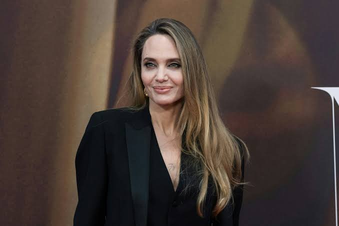 Angelina Jolie biến nỗi đau thành nghệ thuật trong "Couture" - Ảnh 7.