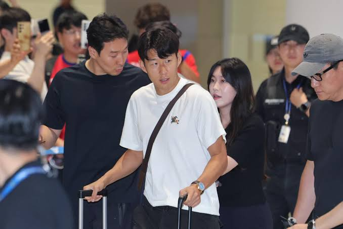 CĐV Hàn Quốc nồng nhiệt chào đón Son Heung Min về nước sau thất bại ở World Cup 2026 - Ảnh 1. CĐV Hàn Quốc nồng nhiệt chào đón Son Heung Min về nước sau thất bại ở World Cup 2026 - Ảnh 1.