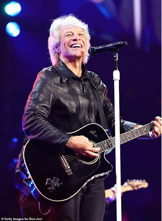Jon Bon Jovi trở lại sau 4 năm: Tiếng hát hồi sinh của huyền thoại rock - Ảnh 2. Jon Bon Jovi trở lại sau 4 năm: Tiếng hát hồi sinh của huyền thoại rock - Ảnh 2.