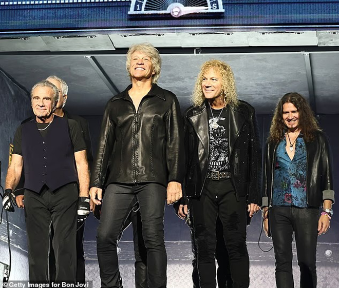 Jon Bon Jovi trở lại sau 4 năm: Tiếng hát hồi sinh của huyền thoại rock - Ảnh 7. Jon Bon Jovi trở lại sau 4 năm: Tiếng hát hồi sinh của huyền thoại rock - Ảnh 7.