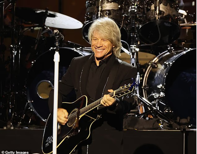 Jon Bon Jovi trở lại sau 4 năm: Tiếng hát hồi sinh của huyền thoại rock - Ảnh 3. Jon Bon Jovi trở lại sau 4 năm: Tiếng hát hồi sinh của huyền thoại rock - Ảnh 3.