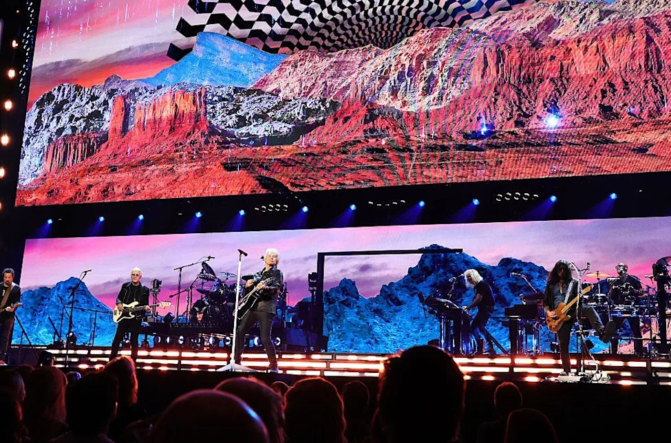 Jon Bon Jovi trở lại sau 4 năm: Tiếng hát hồi sinh của huyền thoại rock - Ảnh 5. Jon Bon Jovi trở lại sau 4 năm: Tiếng hát hồi sinh của huyền thoại rock - Ảnh 5.