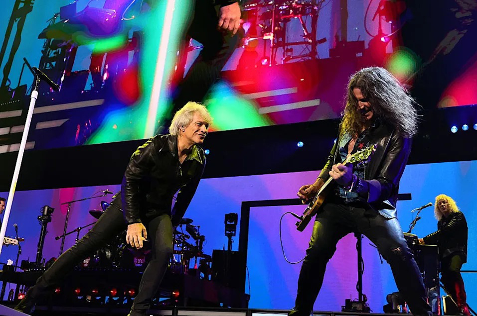 Jon Bon Jovi trở lại sau 4 năm: Tiếng hát hồi sinh của huyền thoại rock - Ảnh 6. Jon Bon Jovi trở lại sau 4 năm: Tiếng hát hồi sinh của huyền thoại rock - Ảnh 6.