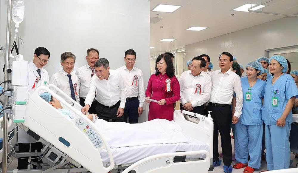 Hiện thực hóa mục tiêu đưa dịch vụ y tế chuyên sâu về gần dân - Ảnh 3. Hiện thực hóa mục tiêu đưa dịch vụ y tế chuyên sâu về gần dân - Ảnh 3.