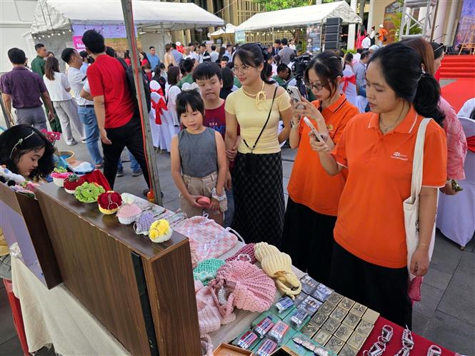 Lần đầu tổ chức ngày hội mỹ thuật kết nối nghệ sĩ với công chúng - Ảnh 3. Lần đầu tổ chức ngày hội mỹ thuật kết nối nghệ sĩ với công chúng - Ảnh 3.