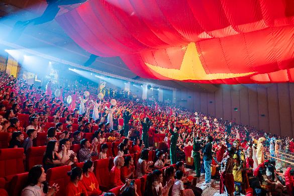 Công diễn "Đất Nước Thiên Hùng Ca": 75 phút khiến khán giả đi từ choáng ngợp đến vỡ òa - Ảnh 3. Công diễn "Đất Nước Thiên Hùng Ca": 75 phút khiến khán giả đi từ choáng ngợp đến vỡ òa - Ảnh 3.