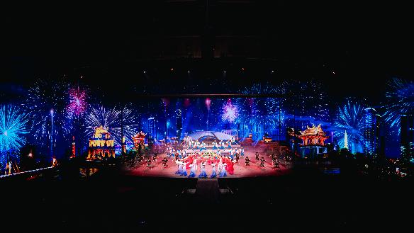 Công diễn "Đất Nước Thiên Hùng Ca": 75 phút khiến khán giả đi từ choáng ngợp đến vỡ òa - Ảnh 7. Công diễn "Đất Nước Thiên Hùng Ca": 75 phút khiến khán giả đi từ choáng ngợp đến vỡ òa - Ảnh 7.