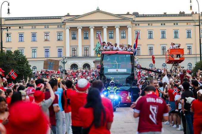 Gần 100.000 CĐV phủ kín Oslo đón những người hùng World Cup: Vua Na Uy tiếp kiến Haaland và đồng đội - Ảnh 7.