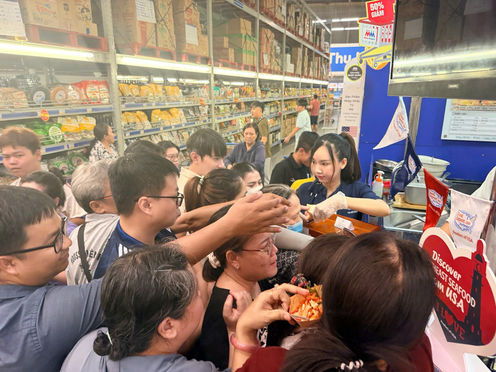 Khách hàng hứng thú trải nghiệm xôi và gỏi tôm hùm Mỹ tại MM Mega Market Bình Phú - Ảnh 2.