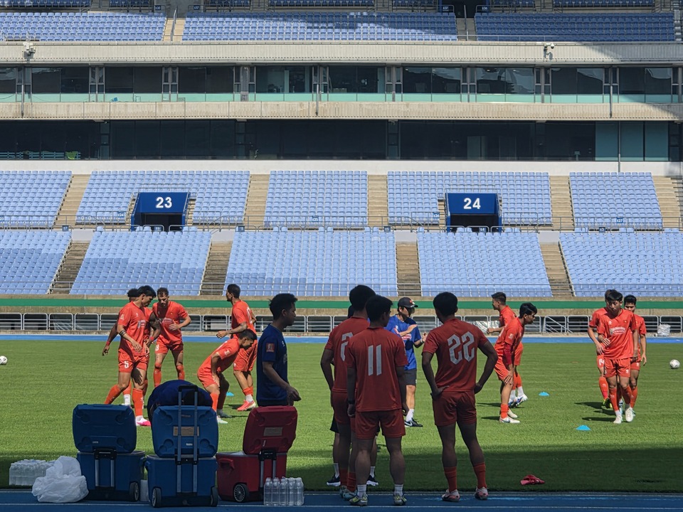 HLV Kim Sang Sik: 'Chuyến tập huấn tại Incheon vượt ngoài mong đợi' - Ảnh 2. HLV Kim Sang Sik: 'Chuyến tập huấn tại Incheon vượt ngoài mong đợi' - Ảnh 2.