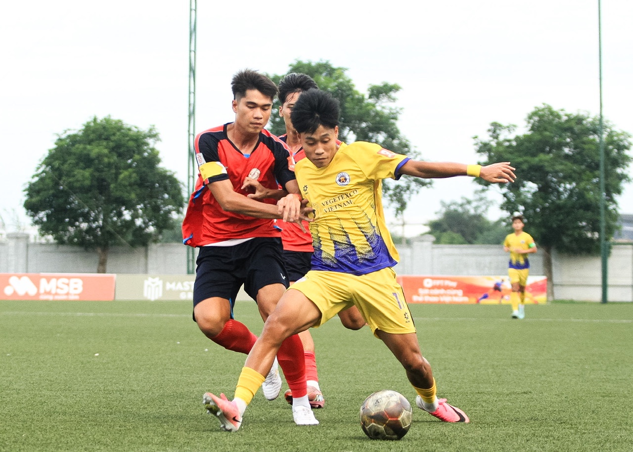 Tin nóng bóng đá Việt hôm nay 17/7: Đội tuyển Việt Nam lên Thái Nguyên; Trung vệ CLB CAHN gia nhập đội bóng Singapore - Ảnh 2. Tin nóng bóng đá Việt hôm nay 17/7: Đội tuyển Việt Nam lên Thái Nguyên; Trung vệ CLB CAHN gia nhập đội bóng Singapore - Ảnh 2.