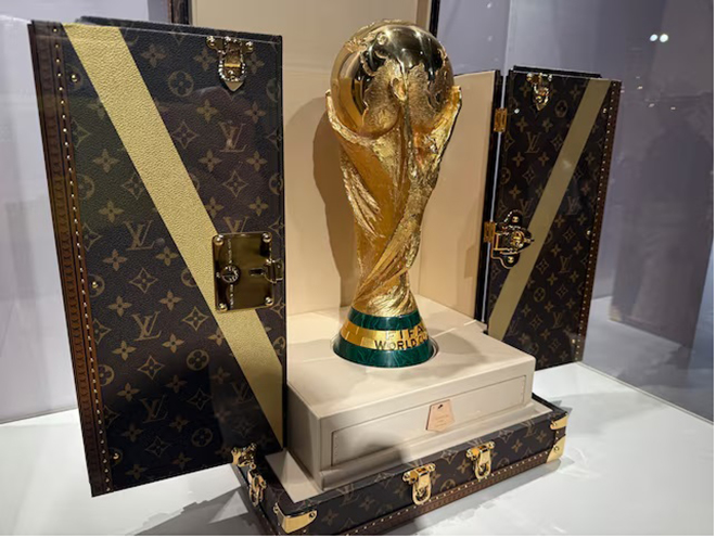 Cúp vàng World Cup 2026 được "hộ tống" trong vali Louis Vuitton độc bản - Ảnh 1.