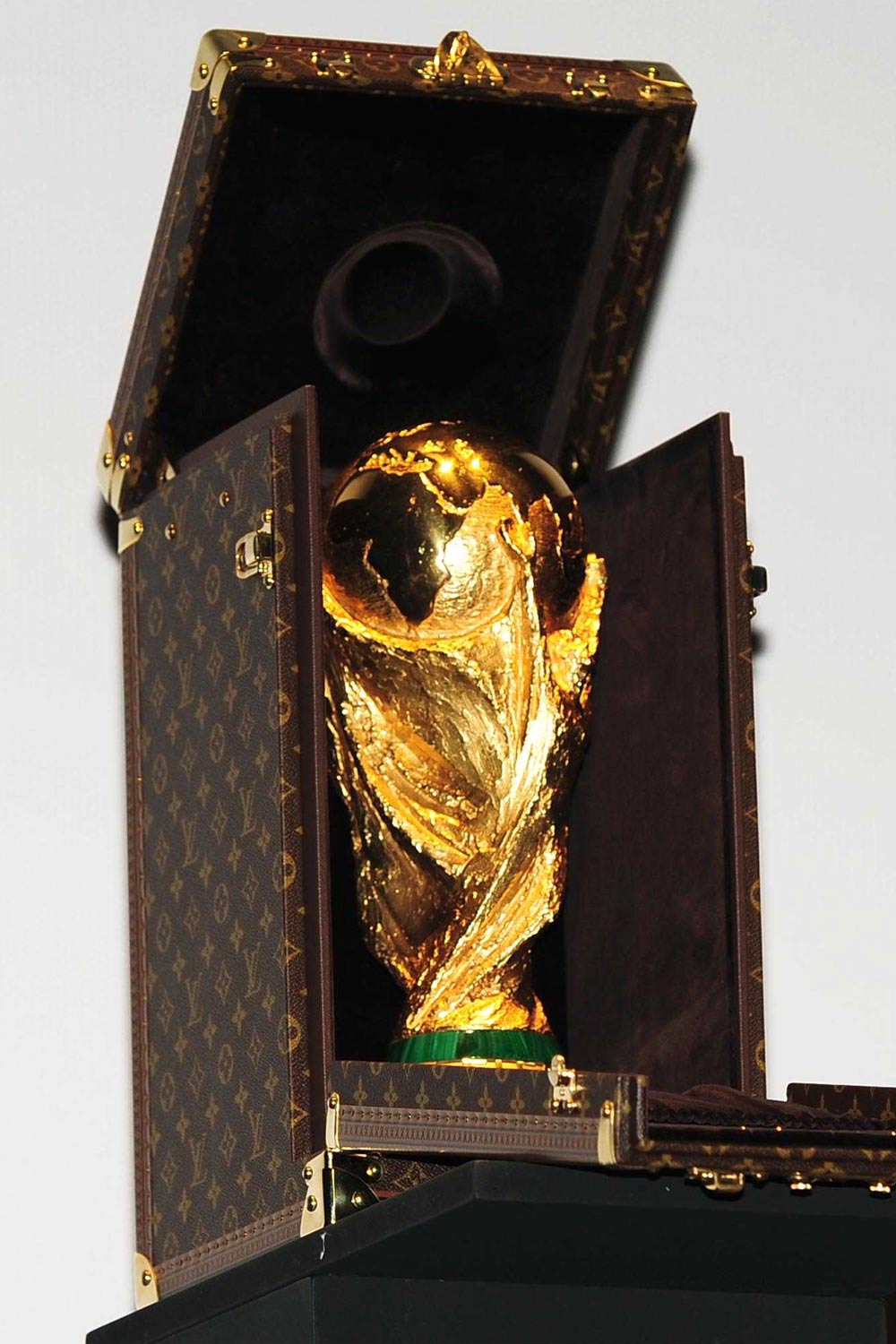 Cúp vàng World Cup 2026 được "hộ tống" trong vali Louis Vuitton độc bản - Ảnh 8.