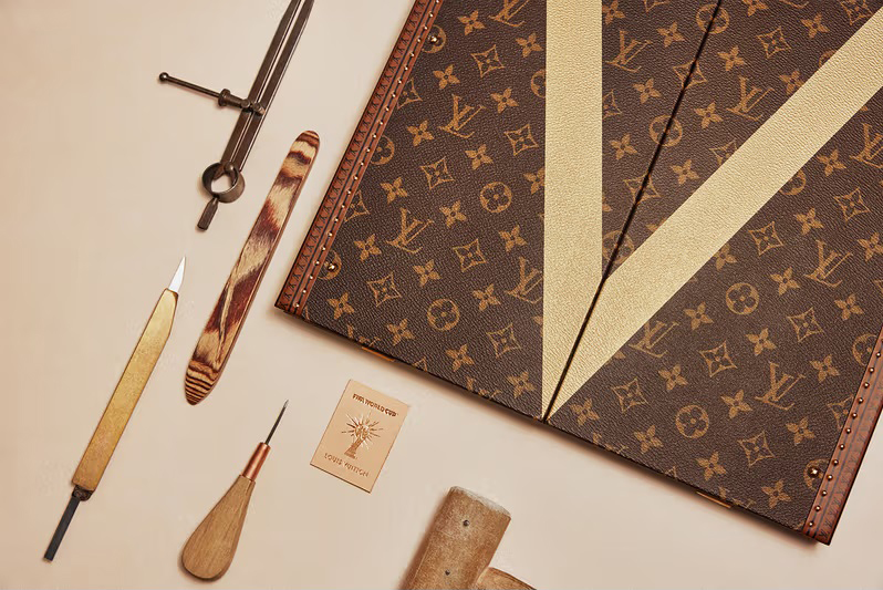 Cúp vàng World Cup 2026 được "hộ tống" trong vali Louis Vuitton độc bản - Ảnh 3.
