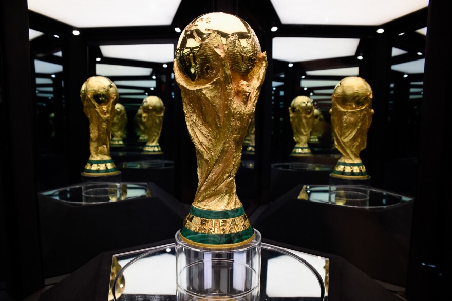 Cúp vàng World Cup 2026 được "hộ tống" trong vali Louis Vuitton độc bản - Ảnh 7.