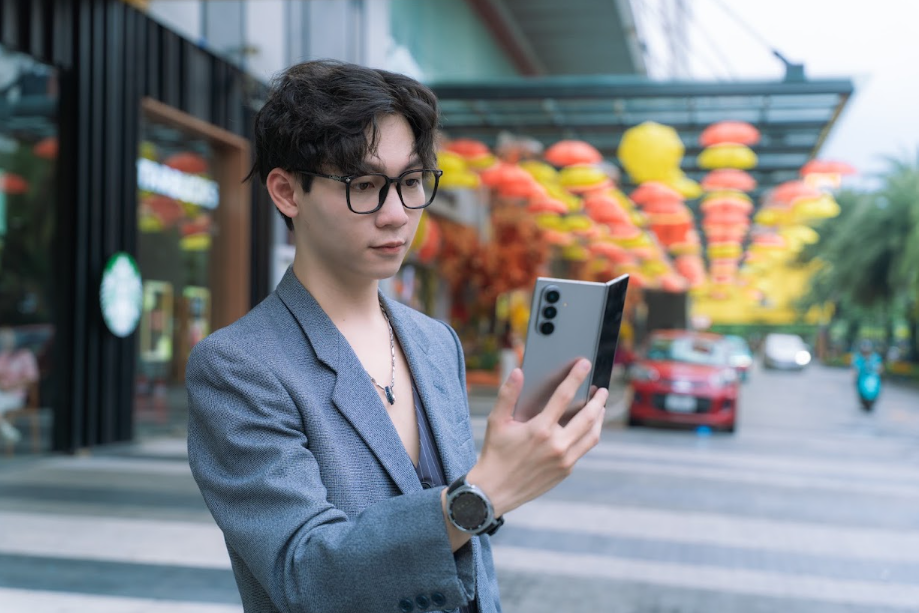 Mỏng đến mức nào là đủ? Cuộc đua đưa điện thoại gập nhẹ như một chiếc smartphone thường - Ảnh 1. Mỏng đến mức nào là đủ? Cuộc đua đưa điện thoại gập nhẹ như một chiếc smartphone thường - Ảnh 1.