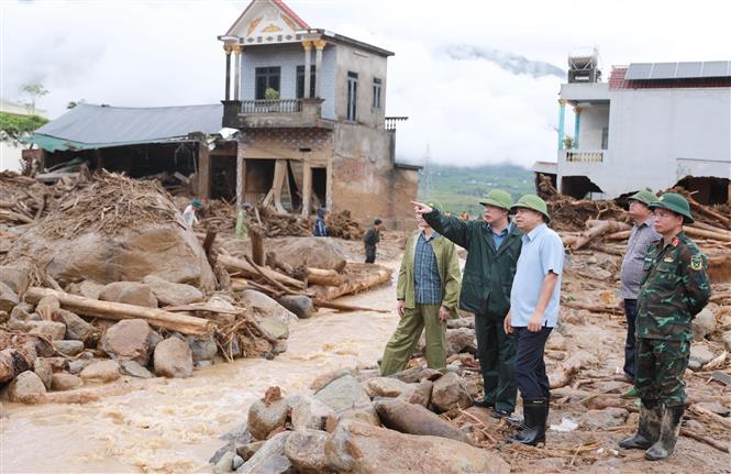 Thứ trưởng Bộ Nông nghiệp và Môi trường Nguyễn Hoàng Hiệp chỉ đạo khắc phục hậu quả lũ quét tại Mường Than - Ảnh 1. Thứ trưởng Bộ Nông nghiệp và Môi trường Nguyễn Hoàng Hiệp chỉ đạo khắc phục hậu quả lũ quét tại Mường Than - Ảnh 1.