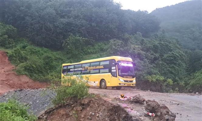 Quốc lộ 12 nối Lai Châu với Điện Biên đã thông xe tạm thời - Ảnh 2. Quốc lộ 12 nối Lai Châu với Điện Biên đã thông xe tạm thời - Ảnh 2.