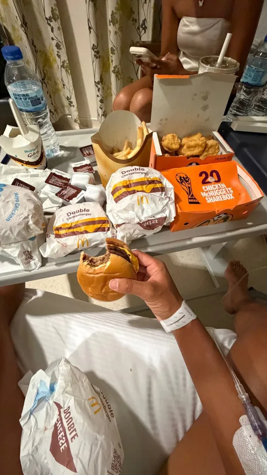 Tay vợt gốc Việt dùng suất ăn nhanh khổng lồ trên giường bệnh sau trận thua sốc ở Wimbledon - Ảnh 3. Tay vợt gốc Việt dùng suất ăn nhanh khổng lồ trên giường bệnh sau trận thua sốc ở Wimbledon - Ảnh 3.