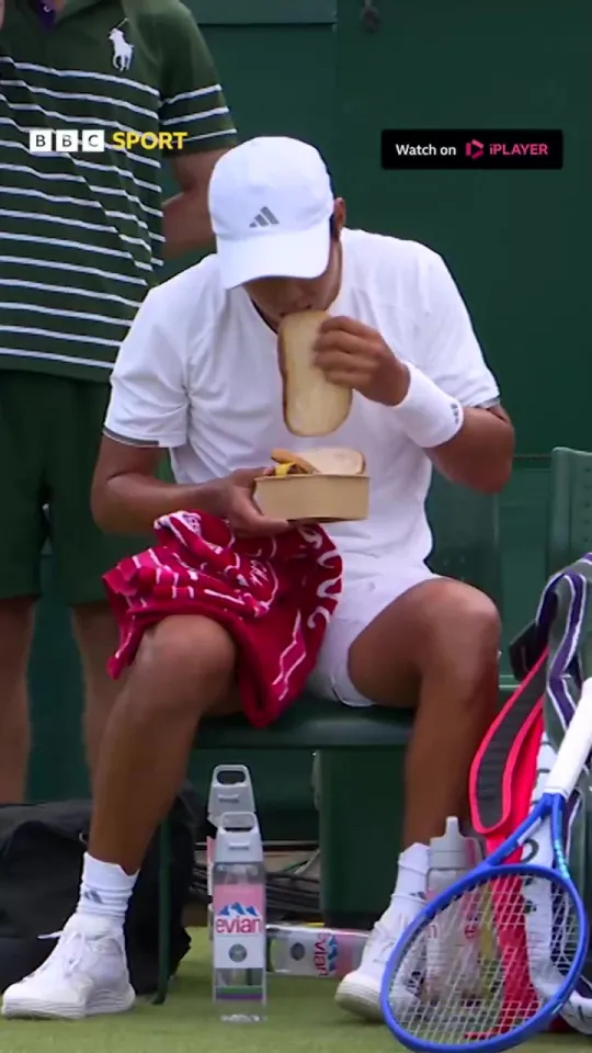 Tay vợt gốc Việt dùng suất ăn nhanh khổng lồ trên giường bệnh sau trận thua sốc ở Wimbledon - Ảnh 2. Tay vợt gốc Việt dùng suất ăn nhanh khổng lồ trên giường bệnh sau trận thua sốc ở Wimbledon - Ảnh 2.