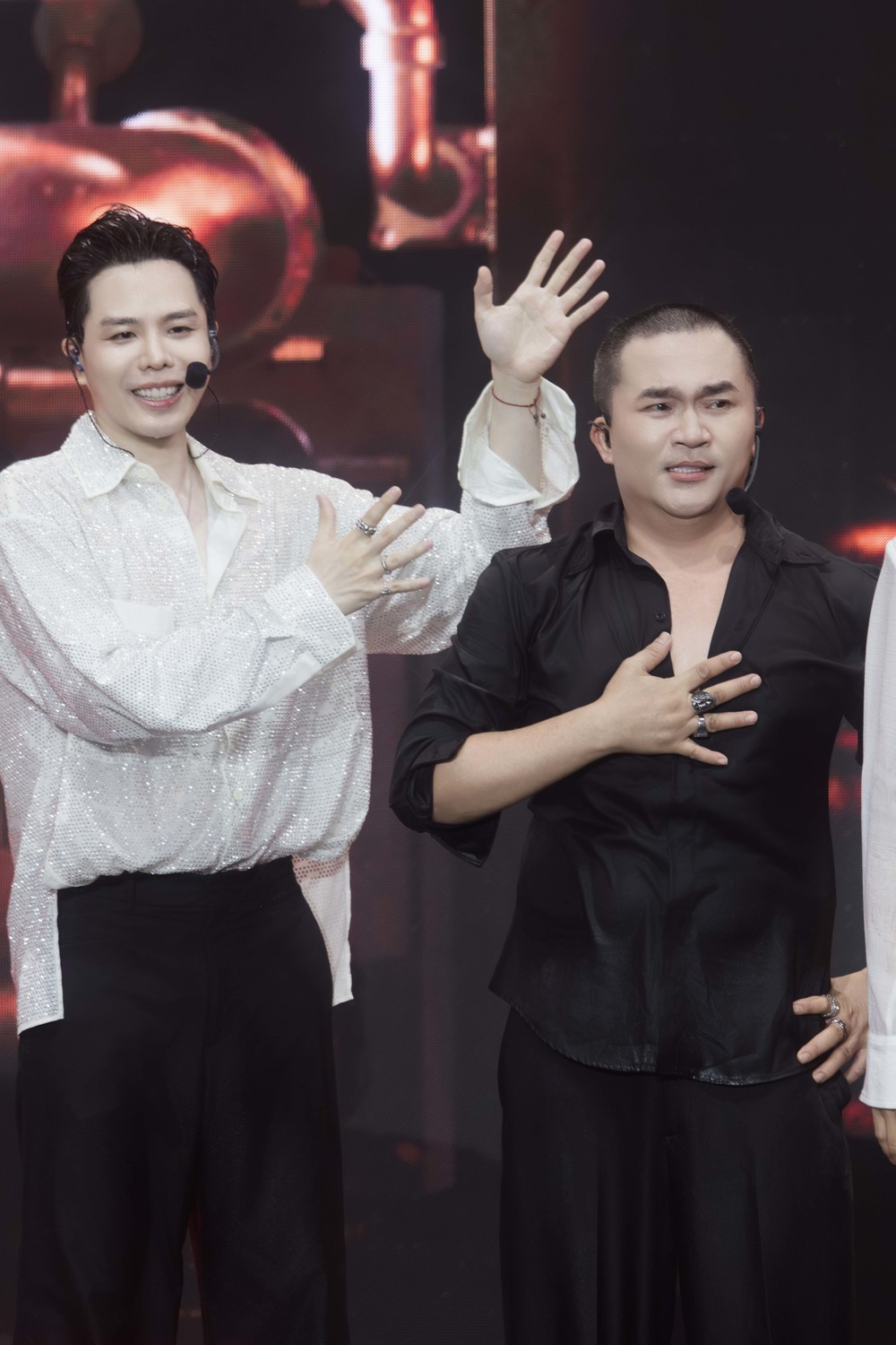 Đại Nghĩa cạo tóc trên sân khấu, Lê Xuân Tiền bật khóc ở “Anh trai vượt ngàn chông gai" - Ảnh 2. Đại Nghĩa cạo tóc trên sân khấu, Lê Xuân Tiền bật khóc ở “Anh trai vượt ngàn chông gai" - Ảnh 2.