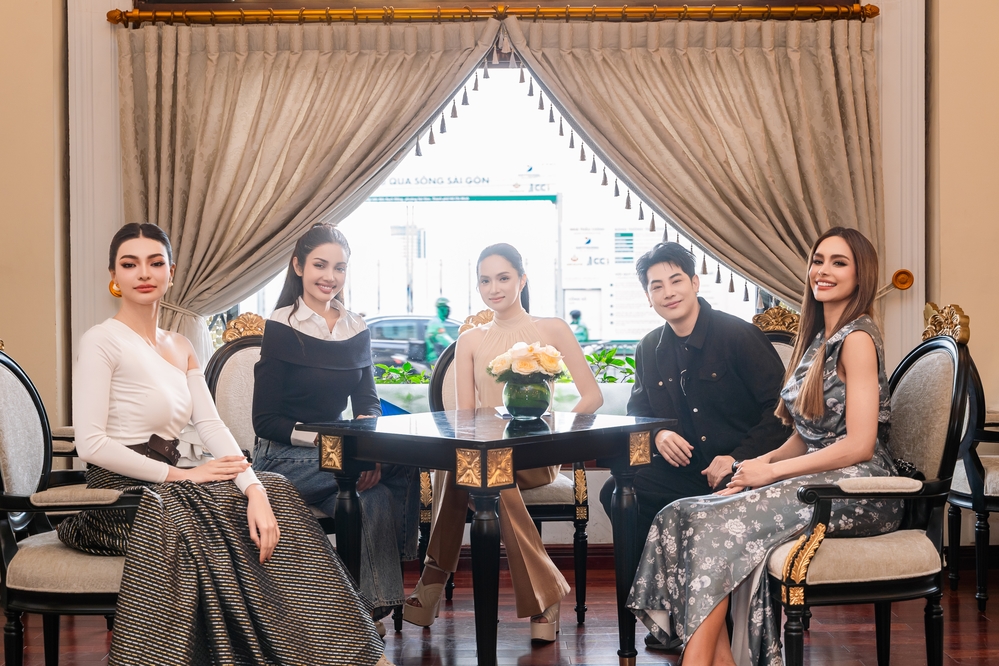 Hương Giang làm "tour guide", đưa dàn Hoa hậu quốc tế khám phá TP.HCM - Ảnh 1. Hương Giang làm "tour guide", đưa dàn Hoa hậu quốc tế khám phá TP.HCM - Ảnh 1.