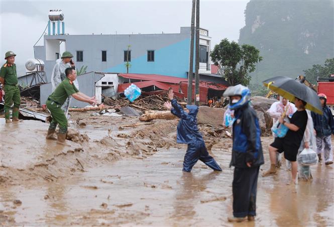 Ưu tiên ổn định chỗ ăn ở cho bà con nơi tâm lũ Mường Than - Ảnh 4. Ưu tiên ổn định chỗ ăn ở cho bà con nơi tâm lũ Mường Than - Ảnh 4.