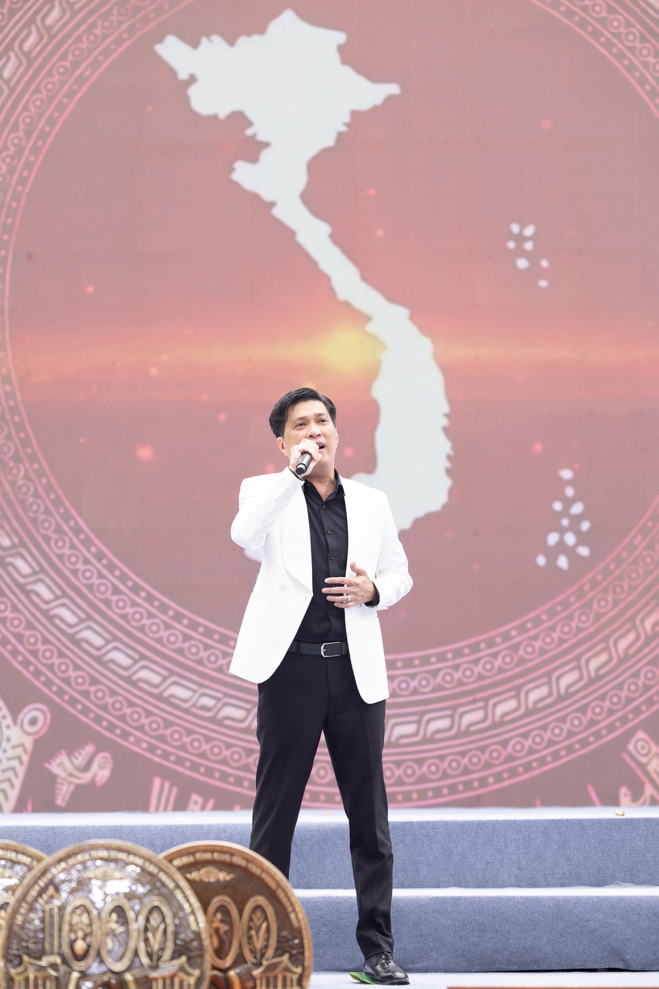 Ca sĩ Tuấn Anh Sao mai tiết lộ về món quà bất ngờ sau sân khấu - Ảnh 8. Ca sĩ Tuấn Anh Sao mai tiết lộ về món quà bất ngờ sau sân khấu - Ảnh 8.