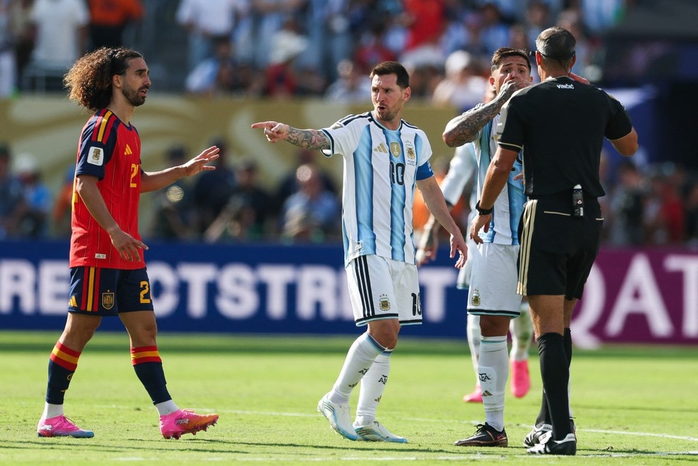 Tin nóng thể thao tối 21/7: Chuyên gia khẩu hình tiết lộ nội dung nói chuyện giữa Messi và Cucurella - Ảnh 1. Tin nóng thể thao tối 21/7: Chuyên gia khẩu hình tiết lộ nội dung nói chuyện giữa Messi và Cucurella - Ảnh 1.
