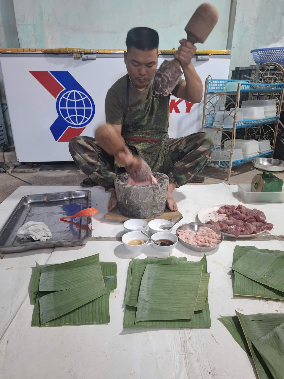 Vì một miền quê đáng sống: Làng Ước Lễ sống bằng nghề giò chả truyền thống - Ảnh 2.