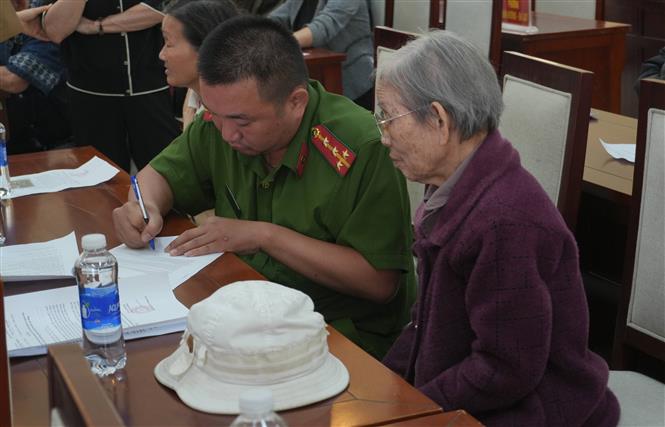 Trao tặng di ảnh liệt sĩ đã phục dựng cho các gia đình liệt sĩ - Ảnh 4. Trao tặng di ảnh liệt sĩ đã phục dựng cho các gia đình liệt sĩ - Ảnh 4.