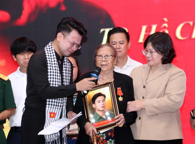 Trao tặng di ảnh liệt sĩ đã phục dựng cho các gia đình liệt sĩ - Ảnh 3. Trao tặng di ảnh liệt sĩ đã phục dựng cho các gia đình liệt sĩ - Ảnh 3.