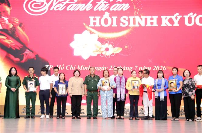 Trao tặng di ảnh liệt sĩ đã phục dựng cho các gia đình liệt sĩ - Ảnh 1. Trao tặng di ảnh liệt sĩ đã phục dựng cho các gia đình liệt sĩ - Ảnh 1.