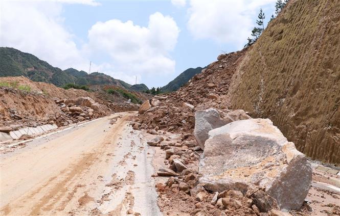 Lai Châu: Mưa lớn gây sạt lở, chia cắt Quốc lộ 32 và Quốc lộ 279 qua Mường Than - Ảnh 1. Lai Châu: Mưa lớn gây sạt lở, chia cắt Quốc lộ 32 và Quốc lộ 279 qua Mường Than - Ảnh 1.
