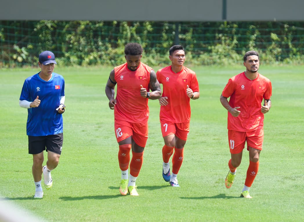 Tin nóng bóng đá Việt hôm nay 27/7: Đội tuyển Việt Nam chờ đón Singapore; Hà Nội FC tập huấn tại Thái Lan - Ảnh 1. Tin nóng bóng đá Việt hôm nay 27/7: Đội tuyển Việt Nam chờ đón Singapore; Hà Nội FC tập huấn tại Thái Lan - Ảnh 1.