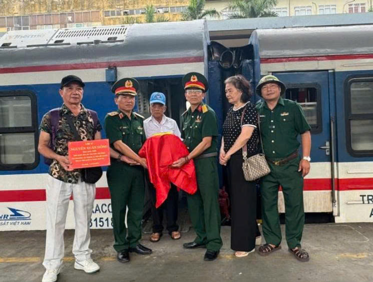 Miễn phí vé tàu cho thân nhân đưa các liệt sĩ về quê hương - Ảnh 1.