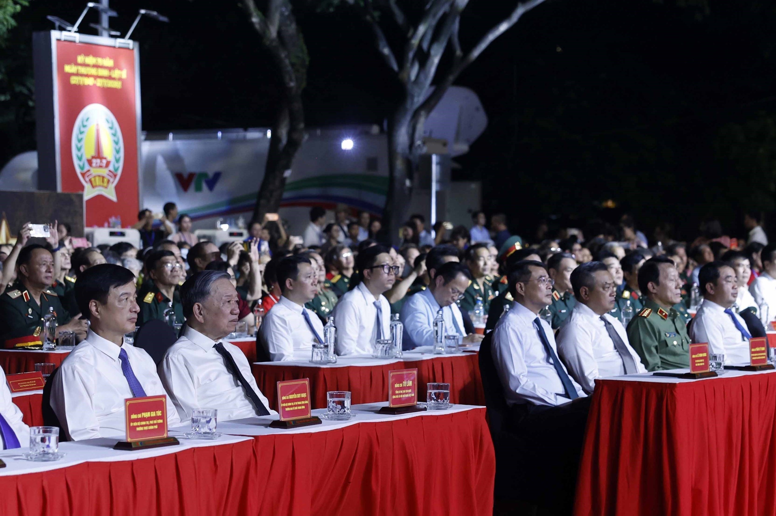 TRỰC TIẾP: Cầu truyền hình "Sao sáng dẫn đường" tri ân các anh hùng liệt sĩ - Ảnh 6. TRỰC TIẾP: Cầu truyền hình "Sao sáng dẫn đường" tri ân các anh hùng liệt sĩ - Ảnh 6.