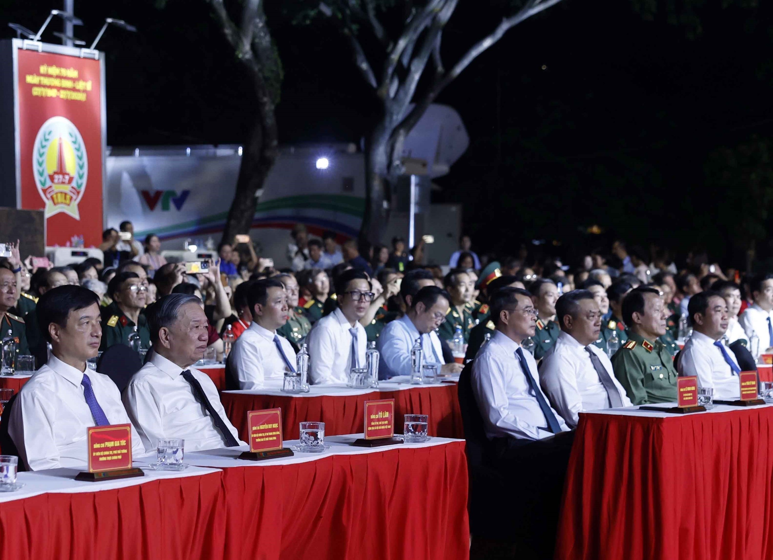 TRỰC TIẾP: Cầu truyền hình "Sao sáng dẫn đường" tri ân các anh hùng liệt sĩ - Ảnh 4. TRỰC TIẾP: Cầu truyền hình "Sao sáng dẫn đường" tri ân các anh hùng liệt sĩ - Ảnh 4.