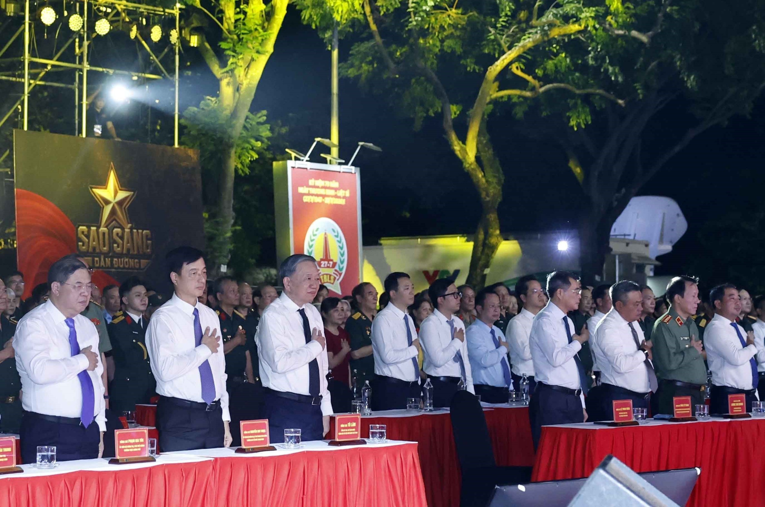 TRỰC TIẾP: Cầu truyền hình "Sao sáng dẫn đường" tri ân các anh hùng liệt sĩ - Ảnh 2. TRỰC TIẾP: Cầu truyền hình "Sao sáng dẫn đường" tri ân các anh hùng liệt sĩ - Ảnh 2.