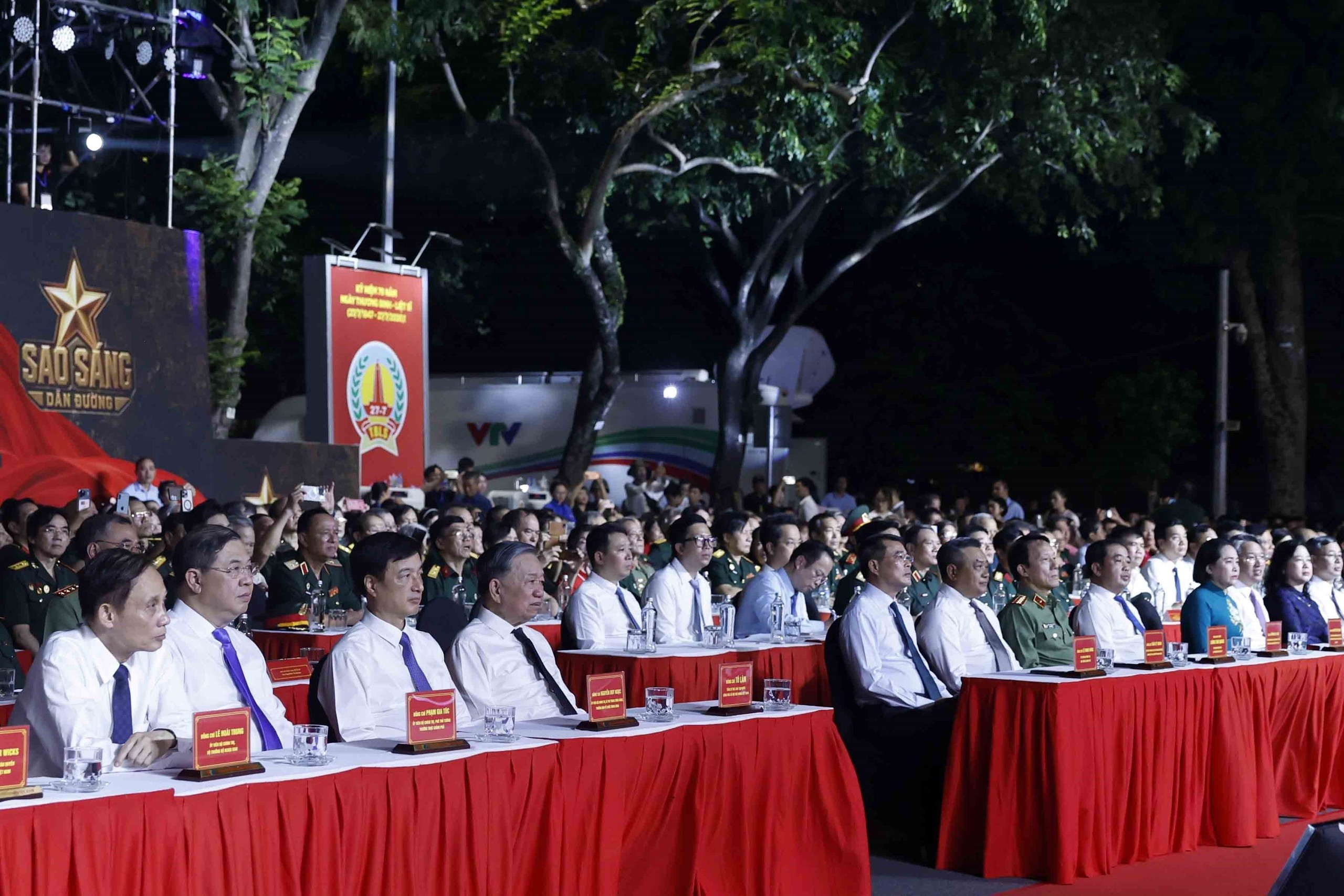TRỰC TIẾP: Cầu truyền hình "Sao sáng dẫn đường" tri ân các anh hùng liệt sĩ - Ảnh 5. TRỰC TIẾP: Cầu truyền hình "Sao sáng dẫn đường" tri ân các anh hùng liệt sĩ - Ảnh 5.