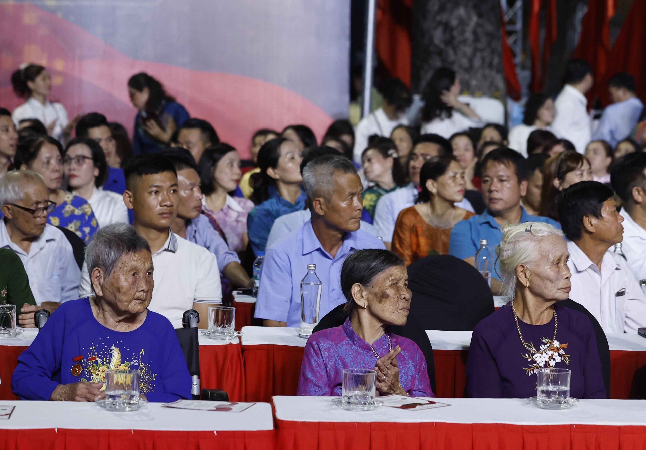 TRỰC TIẾP: Cầu truyền hình "Sao sáng dẫn đường" tri ân các anh hùng liệt sĩ - Ảnh 12. TRỰC TIẾP: Cầu truyền hình "Sao sáng dẫn đường" tri ân các anh hùng liệt sĩ - Ảnh 12.